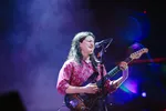 Vrouw speelt gitaar op het podium