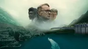 Links een hek met prikkeldraad, rechts een hoge dam, in het midden een boot met migranten over het water. Boven, in het midden drie gezichten van een witte man, een zwarte man en een witte vrouw.