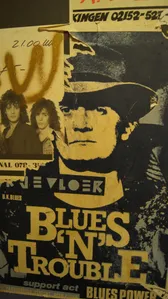 Overblijfselen van Wels de Vlugt's posters in het trappenhuis