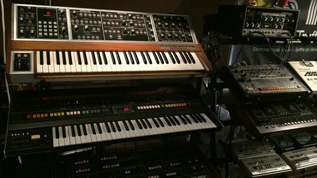 Sythesizers Sonar Traffic op de zolder van Kytopia