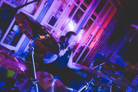 Drummer Headless Hunter