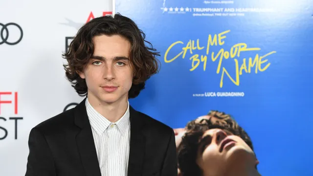 Acteur Timothee Chalamet staat voor een bord van de film Call Me By Your Name waarin hij de rol van Elio speelt