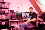 Dirk Jan in zijn kamer achter een bureau