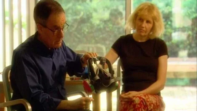 Richard Speier en zijn vrouw demonstreren een gasmasker
