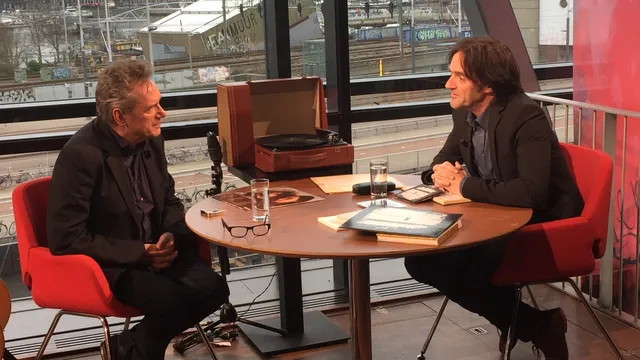 Henny Vrienten aan tafel bij Melchior Huurdeman