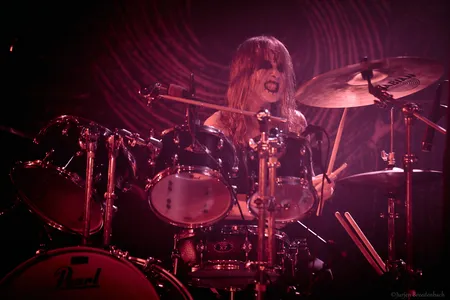 De drummer van Asagraum in Iduna