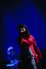 Mitski in een rood pak in AFAS Live