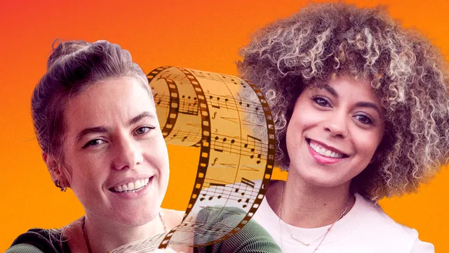 Presentatrices Anne-Maartje Lemereis en Noa Johannes kijken lachend naar de camera. Je ziet een filmrol met muzieknoten en de titel van de podcast SoundTrek