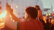 Man met een Marokkaans voetbalshirt aan viert een overwinning