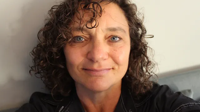 Een vrouw met kort krullend haar