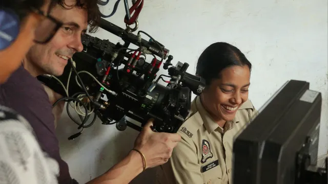 Voor haar eerste speelfilm, Santosh, riep de Indiase regisseur Sandhya Suri de hulp in van de Nederlandse cameraman Lennert Hillege. - FOTO: op de set van Santosh