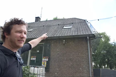 "Ik pieste wel eens uit dit raam"