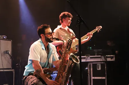 Sam Greenfield op baritonsax met achter hem bassist Zach Guise