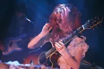 Mayte Veenstra met gitaar