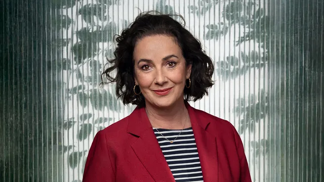 Portretfoto van Femke Halsema voor een half groene achtergrond