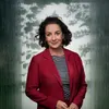 Portretfoto van Femke Halsema voor een half groene achtergrond