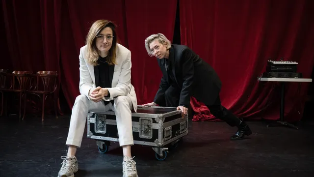 Yora Rienstra en Teddy Tops, De oudejaarsconference zoals we ‘m nu kennen is een oer-Hollandse, populaire traditie die in 1954 is gestart door Wim Kan. Sindsdien hebben vrijwel altijd mannen het jaar afsloten tijdens oud en nieuw, met Claudia de Breij als enige uitzondering. Hoog tijd dus voor Vrouwejaars. Zeven vrouwen uit de wereld van de comedy, spoken word en kleinkunst geven hun blik op deze tijd en het jaar 2024. Op grote en kleine onderwerpen. Over belangrijk en onbelangrijk nieuws.

Hosts en initiatiefnemers Yora Rienstra en Teddy Tops