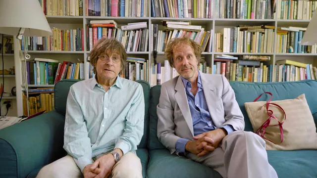 Wim T. Schippers en Ronald Snijders zitten op de bank.