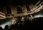 de band Westside cowboy van een afstand op het grote podium van Paradiso