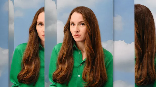 Nasrah Habiballah vanuit drie perspectieven te zien voor een achtergrond die bestaat uit blauwe lucht en wolken.