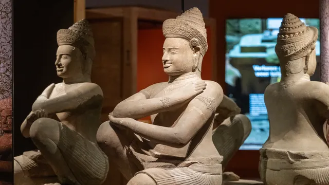 beelden in het Drents Museum, in de tentoonstelling over 'Angkor – Het mysterie van Cambodja'