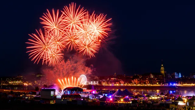 Gezien van de spoorbrug: het vuurwerk tijdens de Vierdaagsefeesten 2026