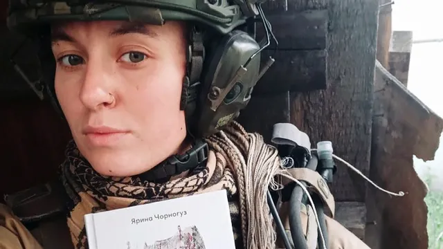 soldaat-Yaryna-met-dichtbundel