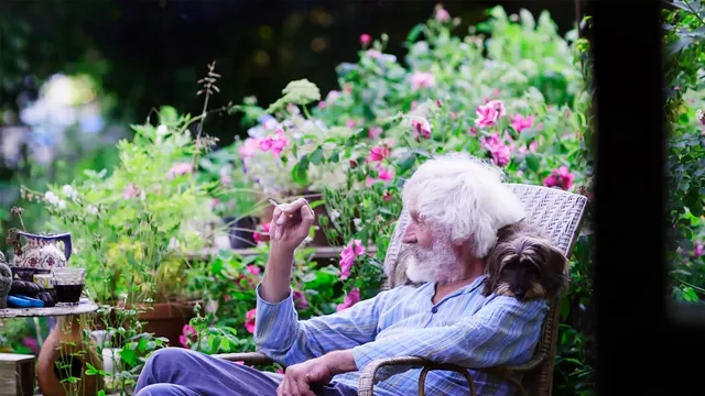 Matthijs Röling in de tuin