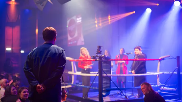 Toeschouwer verkiezingsdebat stelt vraag aan kandidaat-gemeenteraadsleden