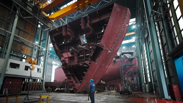 In de Bodewes scheepswerf/loods wordt een nieuwe schip gebouwd