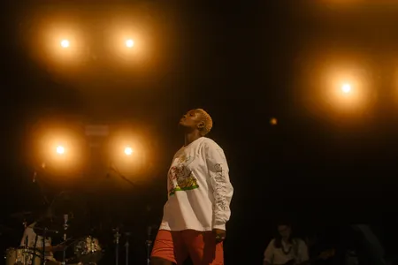 Arlo Parks in de Heineken op Lowlands 2022