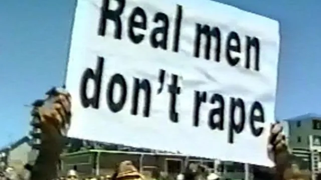 Beeld van de protestmars van de Zuid-Afrikaanse mannenbeweging in Kaapstad (Real men don't rape, Karen de Bok, 2003)