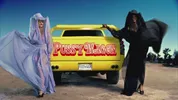 Lady Gaga in de Telephone videoclip, naast de Pussy Wagon uit Kill Bill