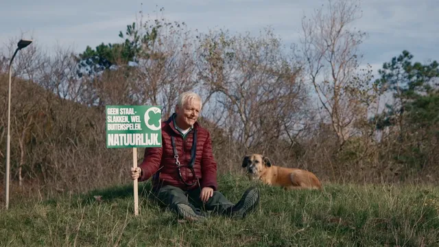 Man aan het protesteren in de natuur