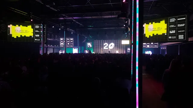 Een presentatie die gegeven wordt op het The Art Department festival. Een donkere zaal vol met mensen die luisteren naar de presentatie en de bedankspeech voor het komen.