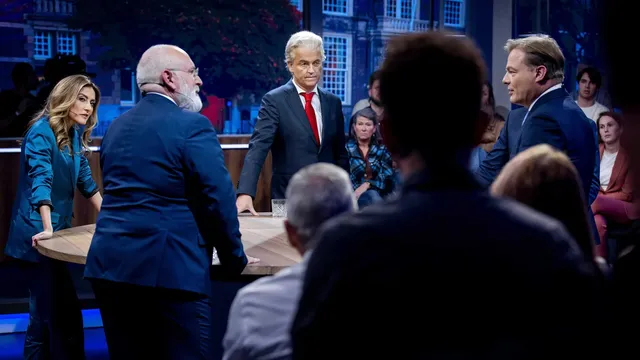 Politici staand aan tafel tijdens een debat in aanloop naar de Tweede Kamer-verkiezingen van 22 november 2023.