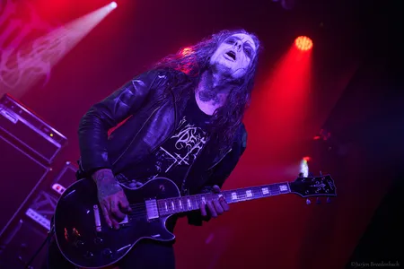 De gitarist van Helleruin in Iduna