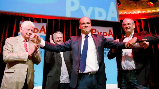 AMSTERDAM - PvdA-lijsttrekker Diederik Samsom en (VLNR) Wim Kok, Wouter Bos en Job Cohen op de uitslagenavond van de PvdA in Paradiso. ANP ROBIN UTRECHT