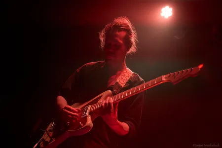 Sander Koning speelt gitaar