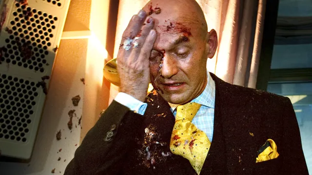 14 maart 2002 Den haag - Pim Fortuyn krijgt een taart in zijn gezicht voorafgaand aan de presentatie van zijn boek De Puinhopen van Paars in perscentrum Nieuwspoort.Foto: Phil Nijhuis