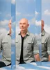 Tommy Wieringa vanuit drie perspectieven te zien voor een achtergrond die bestaat uit blauwe lucht en wolken.