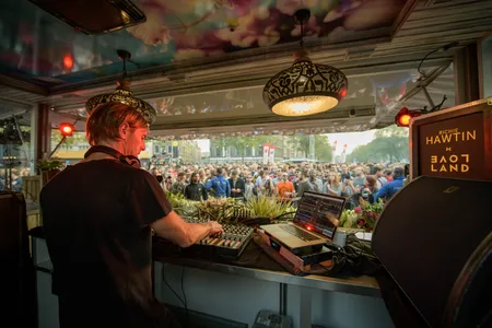 Richie Hawtin opent ADE 2017 vanuit een bloemenkraam op de Nieuwmarkt