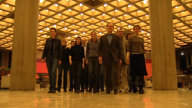 De Chicago Sessies. De cast (in de bibliotheek van de Law School, ontworpen door architect Saarinen)