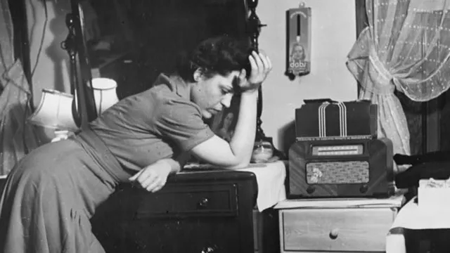 Vrouw die voorover buigt en radio luistert
