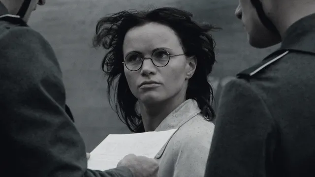 Renée Soutendijk als Hannie Schaft in de film Het meisje met het rode haar