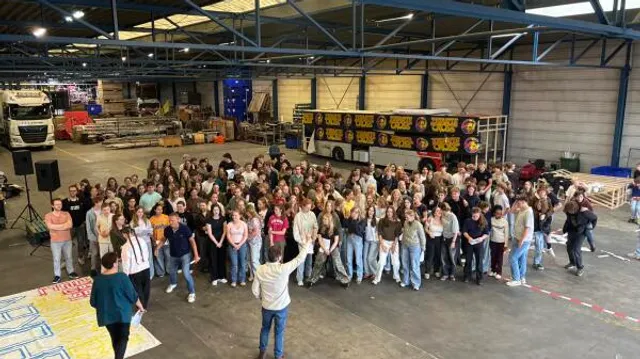 Scholieren repeteren voor Crosso Symphonica in de hal van de Feestfabriek