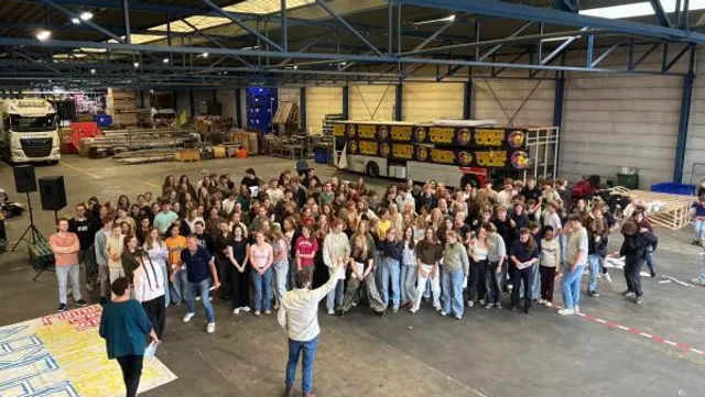 Scholieren repeteren voor Crosso Symphonica in de hal van de Feestfabriek