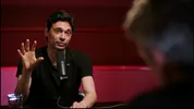 Ali Niknam is te gast in de podcast, er staat een microfoon voor hem