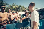 Tussendoor nog even op de foto met fans, die zijn er namelijk genoeg in Miami deze week. Miami Music Week is een week waar je al je favoriete artiesten en dj’s binnen handbereik hebt, en niemand is te beroerd voor een selfie hier en daar.