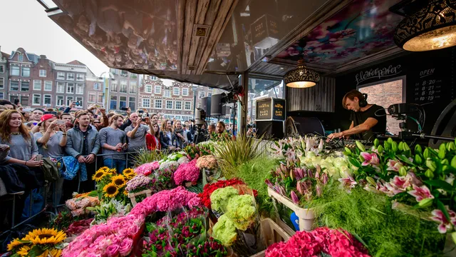 Richie Hawtin opent ADE 2017 vanuit een bloemenkraam op de Nieuwmarkt